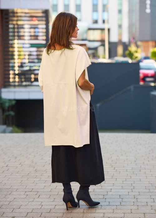 Beżowa bluzka damska oversize z krótkim rękawem i prostym dekoltem, minimalistyczny styl casual