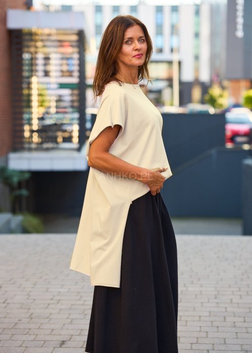 Beżowa bluzka damska oversize z krótkim rękawem i prostym dekoltem, minimalistyczny styl casual