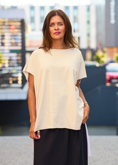 Beżowa bluzka damska oversize z krótkim rękawem i prostym dekoltem, minimalistyczny styl casual