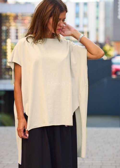 Beżowa bluzka damska oversize z krótkim rękawem i prostym dekoltem, minimalistyczny styl casual