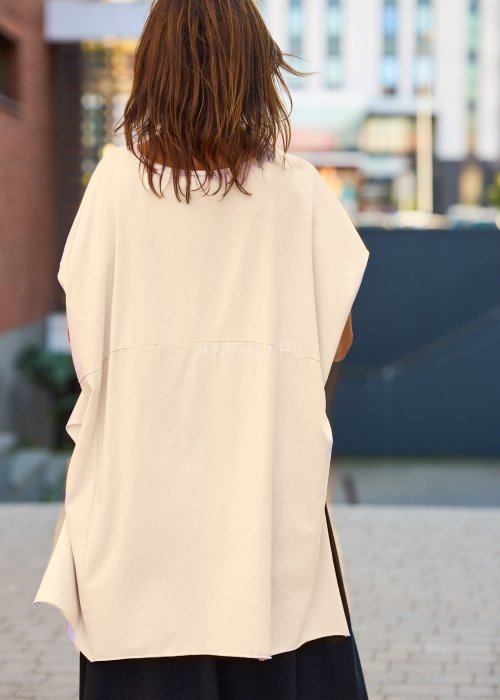 Beżowa bluzka damska oversize z krótkim rękawem i prostym dekoltem, minimalistyczny styl casual