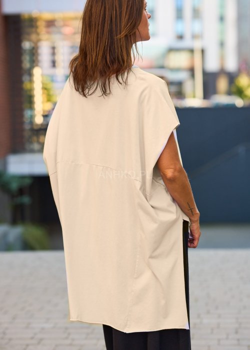 Beżowa bluzka damska oversize z krótkim rękawem i prostym dekoltem, minimalistyczny styl casual