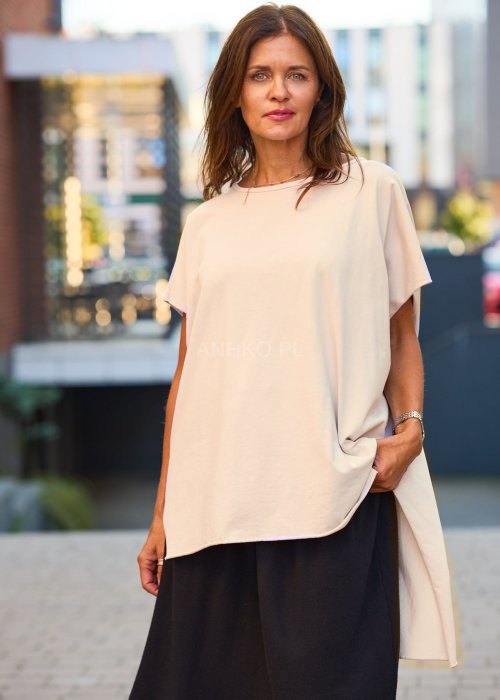 Beżowa bluzka damska oversize z krótkim rękawem i prostym dekoltem, minimalistyczny styl casual
