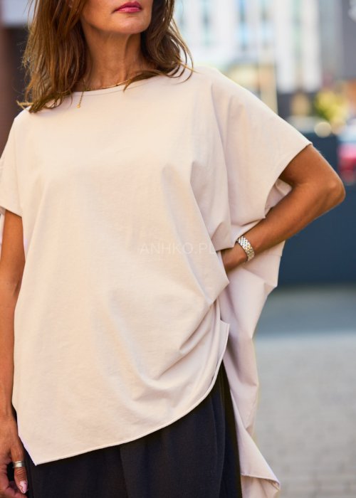 Beżowa bluzka damska oversize z krótkim rękawem i prostym dekoltem, minimalistyczny styl casual