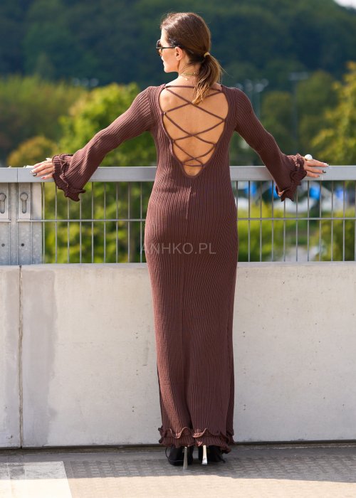 Długa brązowa sukienka damska w prążek z długim rękawem i falbaną, klasyczna elegancja moda boho