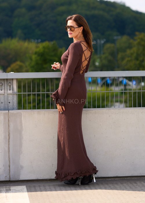 Długa brązowa sukienka damska w prążek z długim rękawem i falbaną, klasyczna elegancja moda boho