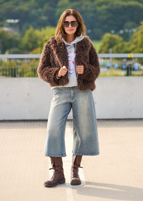 Brązowa futrzana kurtka damska o krótkim kroju, ciepła i miękka, styl casual boho