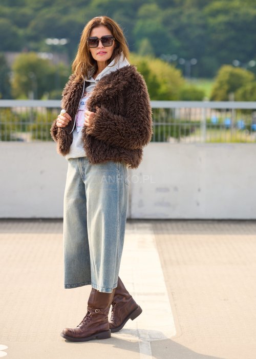 Brązowa futrzana kurtka damska o krótkim kroju, ciepła i miękka, styl casual boho