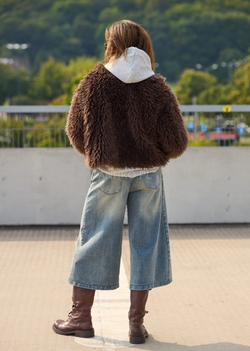 Brązowa futrzana kurtka damska o krótkim kroju, ciepła i miękka, styl casual boho