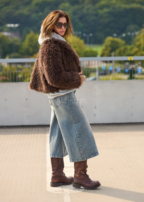 Brązowa futrzana kurtka damska o krótkim kroju, ciepła i miękka, styl casual boho