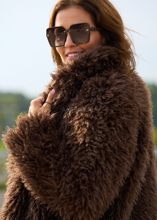Brązowa futrzana kurtka damska o krótkim kroju, ciepła i miękka, styl casual boho