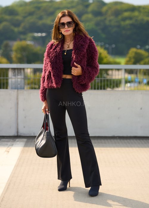 Bordowa futrzana kurtka damska o krótkim kroju, miękka i ciepła, styl boho glamour