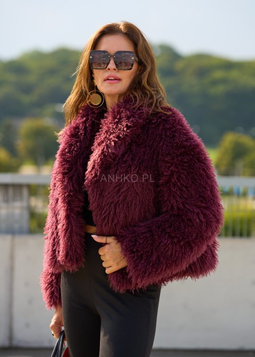 Bordowa futrzana kurtka damska o krótkim kroju, miękka i ciepła, styl boho glamour