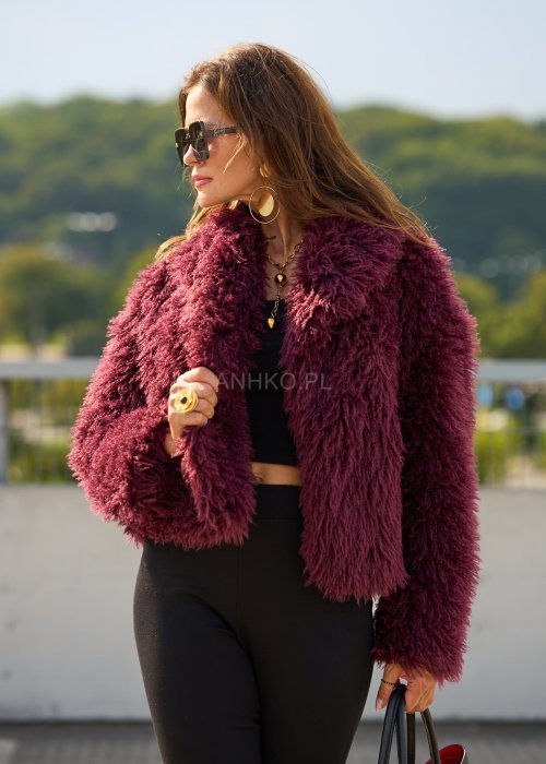 Bordowa futrzana kurtka damska o krótkim kroju, miękka i ciepła, styl boho glamour