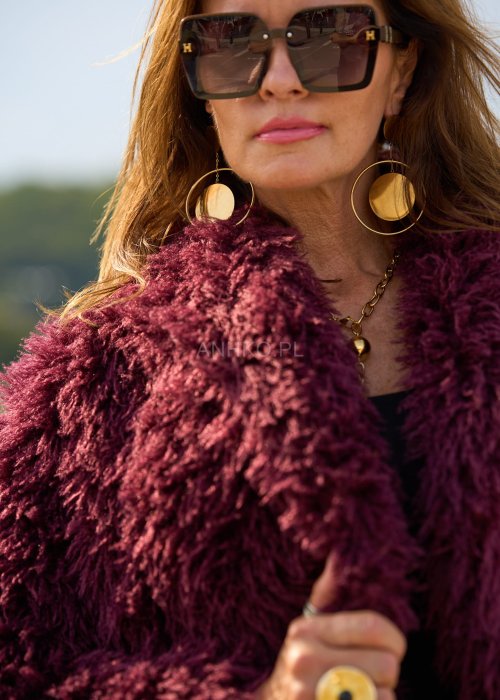 Bordowa futrzana kurtka damska o krótkim kroju, miękka i ciepła, styl boho glamour