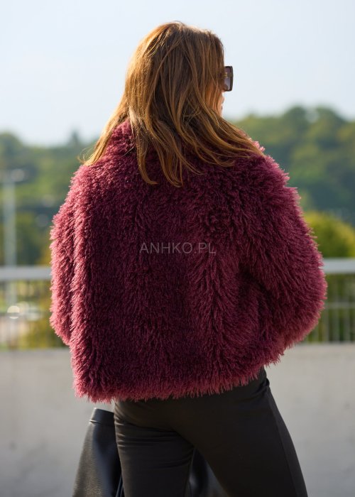 Bordowa futrzana kurtka damska o krótkim kroju, miękka i ciepła, styl boho glamour