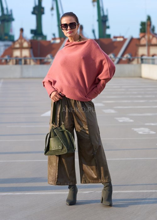 Różowy sweter damski oversize z szerokim dekoltem opadającym na ramię, stylowa elegancja casual