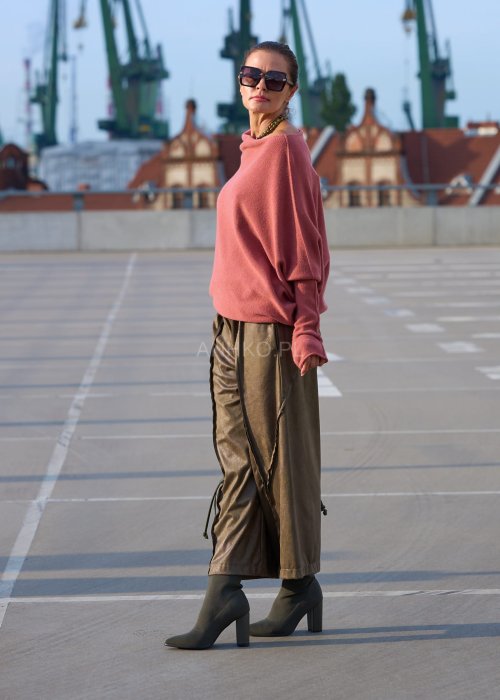 Różowy sweter damski oversize z szerokim dekoltem opadającym na ramię, stylowa elegancja casual