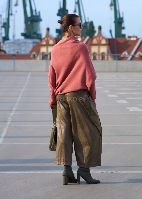 Różowy sweter damski oversize z szerokim dekoltem opadającym na ramię, stylowa elegancja casual