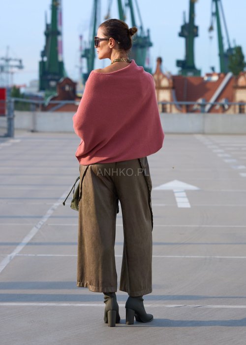 Różowy sweter damski oversize z szerokim dekoltem opadającym na ramię, stylowa elegancja casual