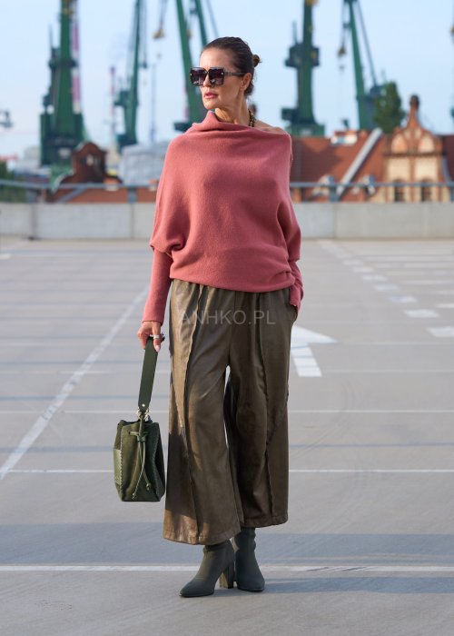 Różowy sweter damski oversize z szerokim dekoltem opadającym na ramię, stylowa elegancja casual