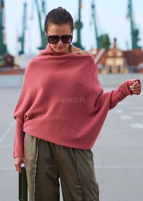 Różowy sweter damski oversize z szerokim dekoltem opadającym na ramię, stylowa elegancja casual