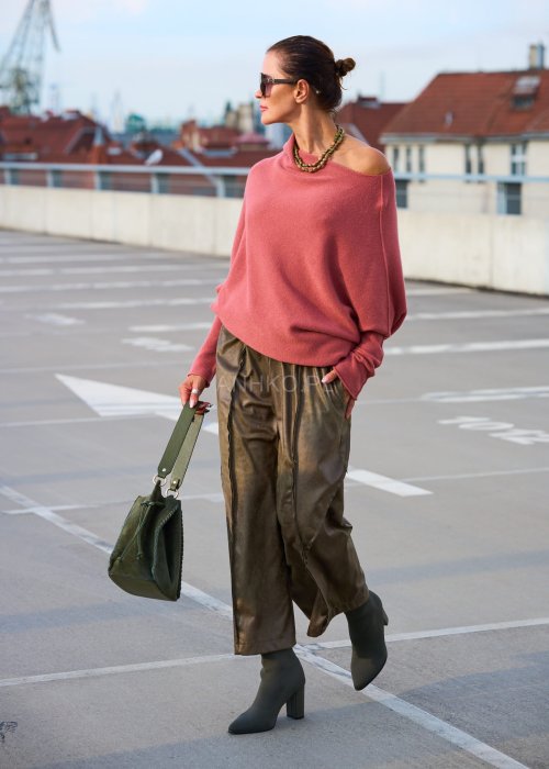 Różowy sweter damski oversize z szerokim dekoltem opadającym na ramię, stylowa elegancja casual