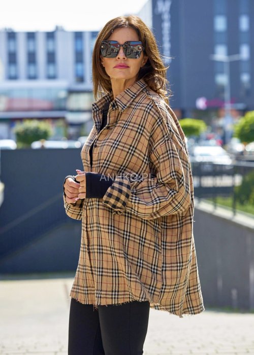 Koszula oversize w beżowo-czarną kratę z długim rękawem, zapinana na guziki, stylizacja z czarnymi spodniami.