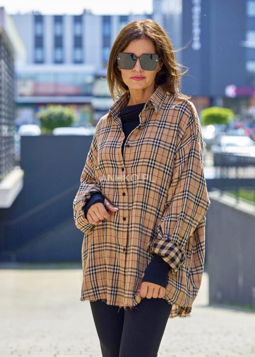 Koszula oversize w beżowo-czarną kratę z długim rękawem, zapinana na guziki, stylizacja z czarnymi spodniami.