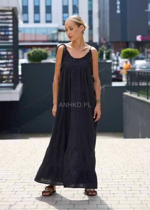 ALT: Czarna długa sukienka maxi na ramiączkach wiązanych, luźny krój boho z haftowaną górą, letnia moda damska