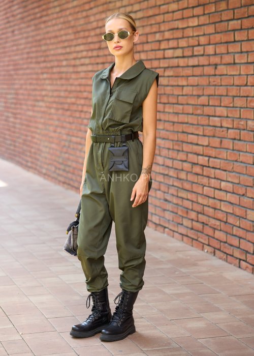 Kombinezon khaki damski bez rękawów z kołnierzykiem i kieszeniami, taliowany paskiem, styl militarny casual