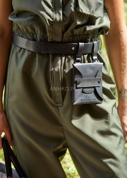 Kombinezon khaki damski bez rękawów z kołnierzykiem i kieszeniami, taliowany paskiem, styl militarny casual