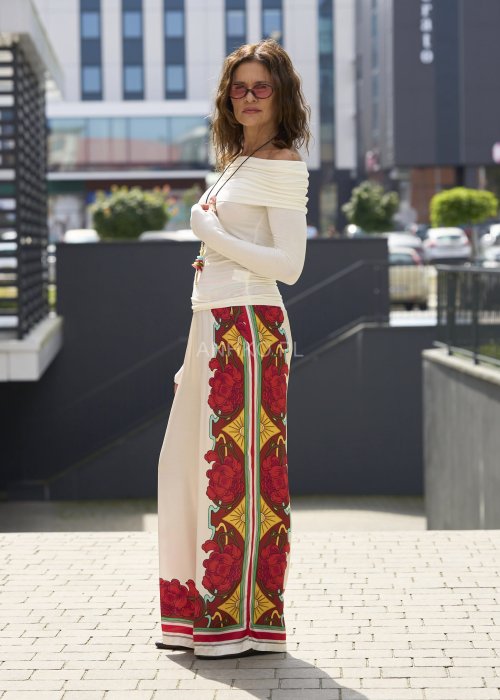 Szerokie spodnie damskie z lekkiego materiału w kolorze ecru z czerwonym kwiatowym i geometrycznym printem boho