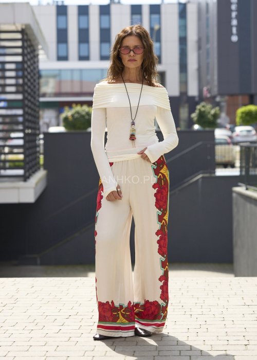 Szerokie spodnie damskie z lekkiego materiału w kolorze ecru z czerwonym kwiatowym i geometrycznym printem boho