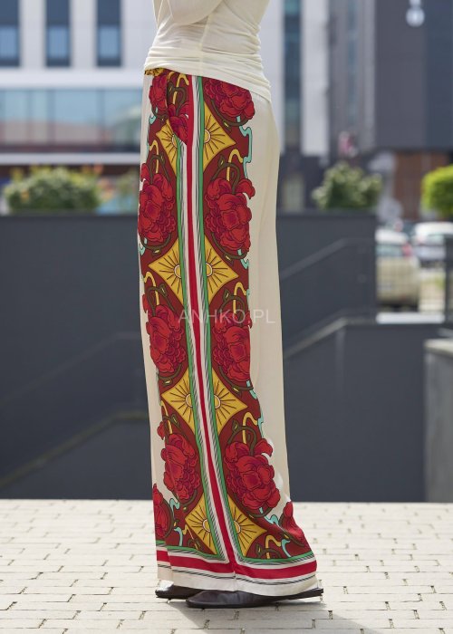 Szerokie spodnie damskie z lekkiego materiału w kolorze ecru z czerwonym kwiatowym i geometrycznym printem boho