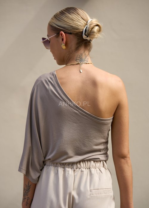 Asymetryczna bluzka damska taupe na jedno ramię, lekki materiał, elegancki krój wieczorowy