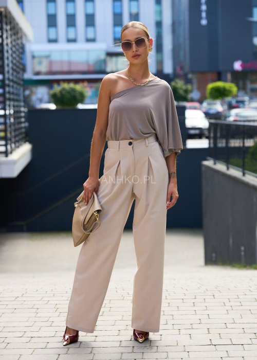 Asymetryczna bluzka damska taupe na jedno ramię, lekki materiał, elegancki krój wieczorowy