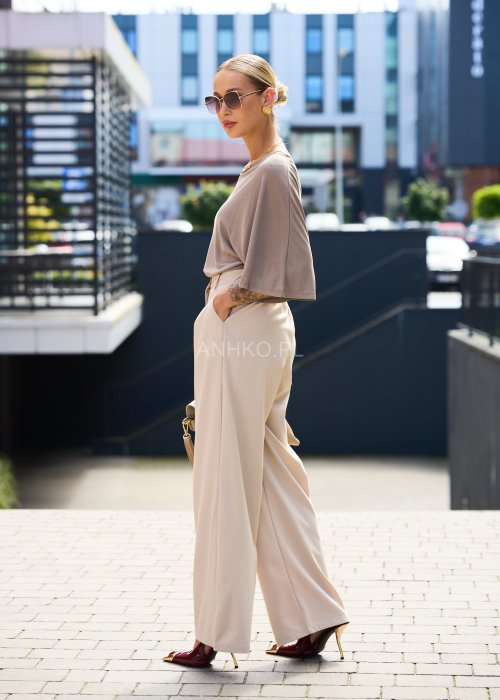 Asymetryczna bluzka damska taupe na jedno ramię, lekki materiał, elegancki krój wieczorowy