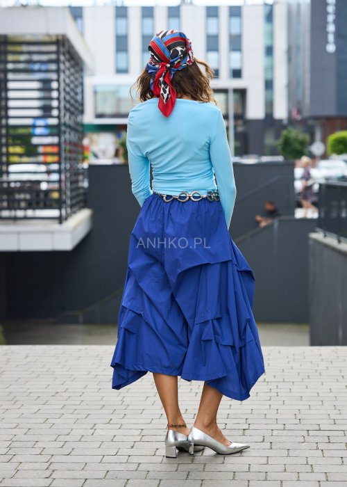 Błękitna bluzka damska z długim rękawem, dopasowany fason, dekolt łódka, minimalistyczna moda damska