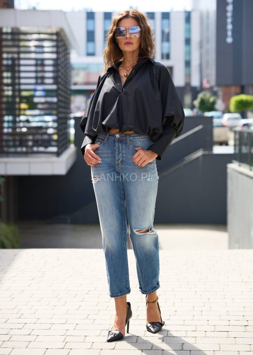 Niebieskie jeansy damskie typu slim fit z przetarciami i dziurami na nogawkach
