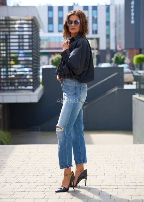 Niebieskie jeansy damskie typu slim fit z przetarciami i dziurami na nogawkach