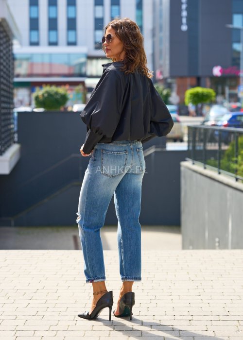 Niebieskie jeansy damskie typu slim fit z przetarciami i dziurami na nogawkach