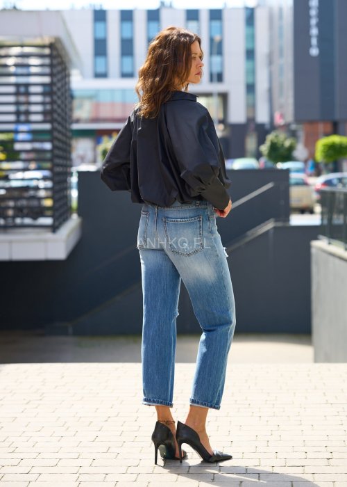 Niebieskie jeansy damskie typu slim fit z przetarciami i dziurami na nogawkach