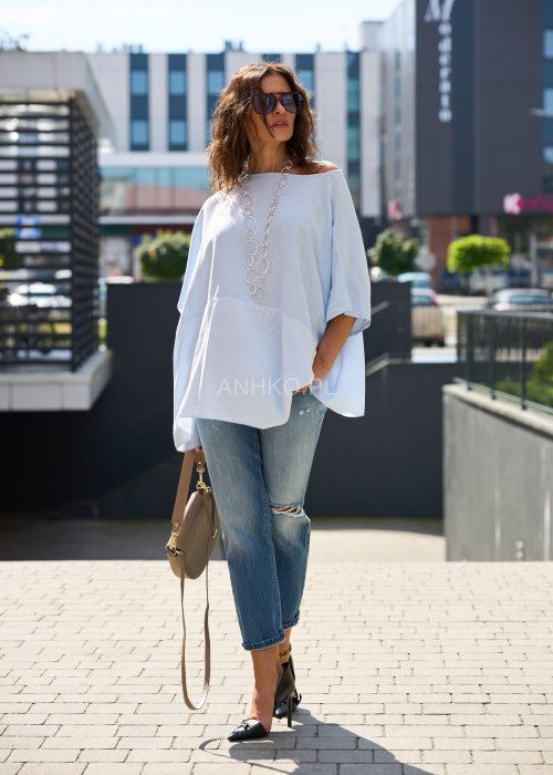 Niebieskie jeansy damskie typu slim fit z przetarciami i dziurami na nogawkach