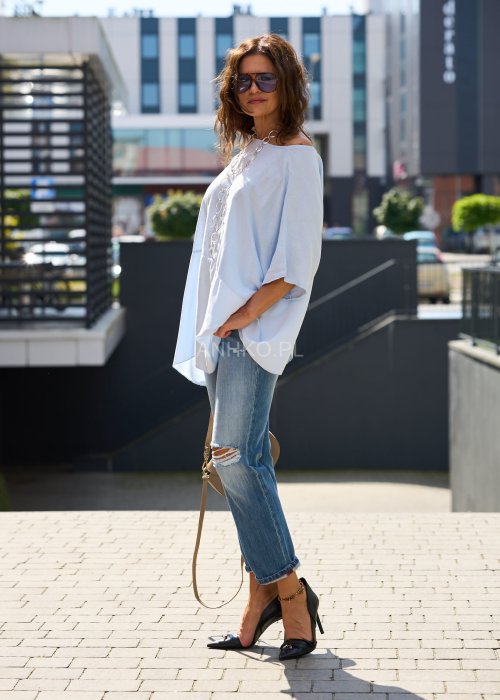 Niebieskie jeansy damskie typu slim fit z przetarciami i dziurami na nogawkach