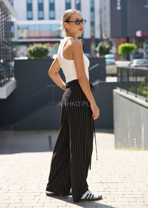 Biały top bez rękawów z okrągłym dekoltem, dopasowany krój, minimalistyczna moda damska