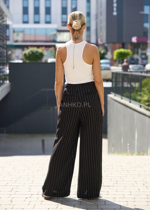 Biały top bez rękawów z okrągłym dekoltem, dopasowany krój, minimalistyczna moda damska