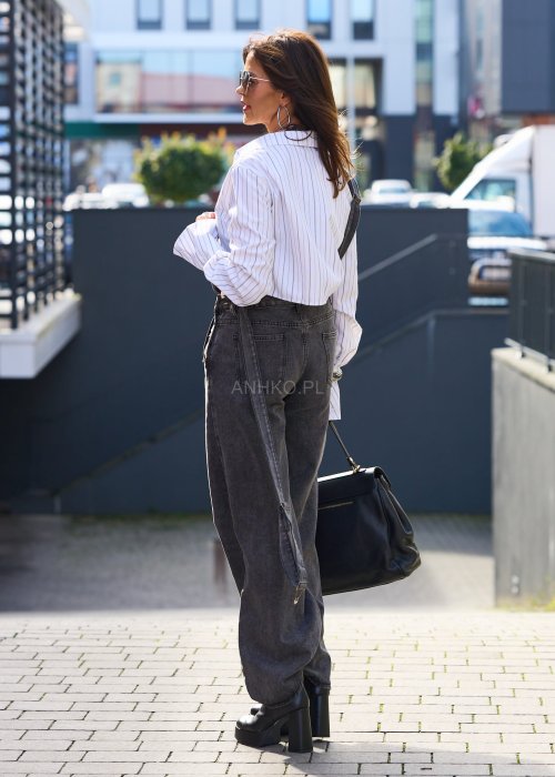 Biała koszula damska w czarne paski, krótki krój crop top, długie rękawy i kołnierzyk w stylu klasycznym