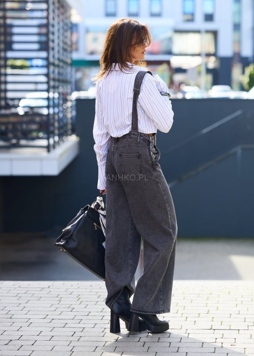 Biała koszula damska w czarne paski, krótki krój crop top, długie rękawy i kołnierzyk w stylu klasycznym
