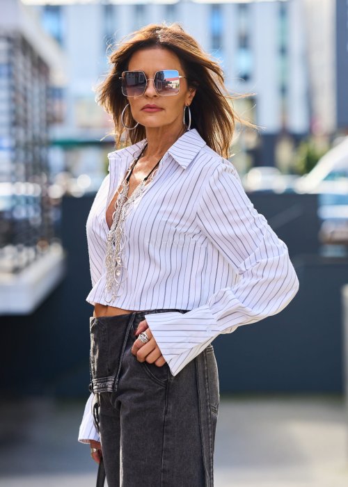 Biała koszula damska w czarne paski, krótki krój crop top, długie rękawy i kołnierzyk w stylu klasycznym